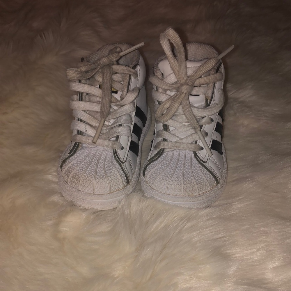 Shell toe adidas white and black